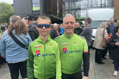 Makkerparret - eller cykelvennerne som de kaldes på Team Herning - 14-årige Bjarne Aastrup Christensen fra Skarrild og Svend Vejen Knudsen fra Kibæk, fanget få minutter inden kirkeklokkerne i Herning sendte Team Herning rytterne mod Paris.
