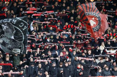 Fodboldkampe bliver ikke kun vundet på banen, men også i bestyrelseslokalet. Søndag hylder FC Midtjylland en af de vigtige personer i klubbens historie. Bruno Sandfeld er gået bort.