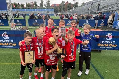 Der var jubel i det göteborgske regnvejr lørdag, da Herning FH's U11-drenge havde sikret sig finalesejren ved Partille World Cup. Her er det Kerim Özkardes med pokalen, og til venstre turneringens MVP, Norr Witt Kempel.