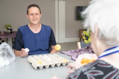 Lisbet Danix Pedersen har fundet sin rette hylde som social- og sundhedshjælper. Men vejen der til har ikke været uden knaster.