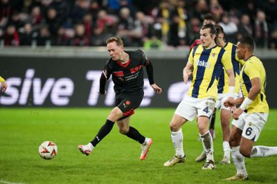 28-årige Joel Andersson (t.v.), der er her tæt på at score i FC Midtjyllands seneste opgør mod Fenerbahce, kan torsdag aften spille sin europæiske kamp nummer 50 for Ulvene.