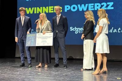 Rasmus Vesterlund Kjeldsen, Aske Kloster Kristiansen og Victoria Kongedam på scenen i Athen.
