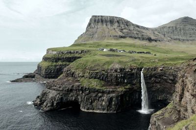 Vandfaldet ved Gasaldur er én af de populære attraktioner på Færøerne. Mange andre smukke steder bliver ofte overset, fortæller Visit Faroe Islands. (Arkivfoto).