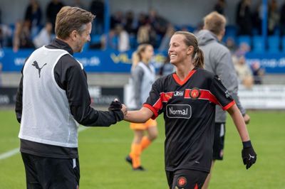 27-årige Rikke Dybdahl, der her gratuleres af angrebstræner Kim Pedersen, har imponeret stort i sin første halvsæson hos FC Midtjylland. Foto: Susan de Klerk/FCM