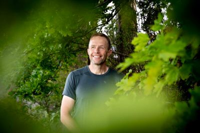 Morten Bujakewitz står til daglig i spidsen for politistationen i Silkeborg. Han har en stor eventyrlyst og kan lide oplevelsesrejser til destinationer, hvor han kan komme tæt på naturen og udfordre sig selv.