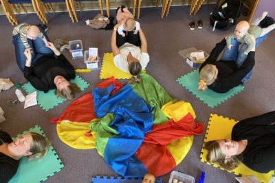 Der er sang og rytmik på programmet til babysalmesang i Assing Kirkes Sognehus efter ferien.