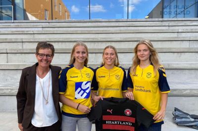 Spillerne fra Vildbjerg SF og kvindeeliteformand Ketty Lauritsen glæder sig til at blive en del af en stor satsning under FC Midtjylland. Fra 1. juli bytter kvinderne den gule trøje ud med den sorte FCM-dragt.
