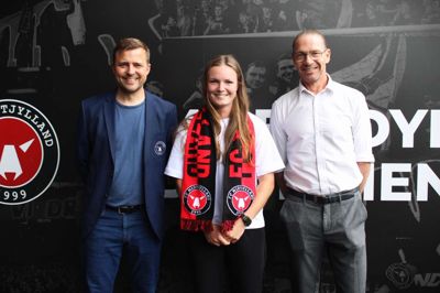 Anders Madsen (t.h.) vender i de kommende uger sit fokus mod EM i fodbold. Til dagligt lægger han ellers alle sine kræfter i FCM Kvindefodbold sammen med Thomas Larsen (t.v.). Her præsenterer de målvogter Katrine Thisgaard, som vender hjem fra USA til det midtjyske, hvor hun har skrevet kontrakt med FC Midtjylland.