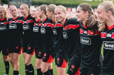 Der var brede smil hos FC Midtjyllands kvinder efter 4-1-sejren på MCH Arena. Det blev en magisk og historisk dag for kvindeholdet, der satte ny tilskuerrekord i holdets første optræden på MCH Arena.