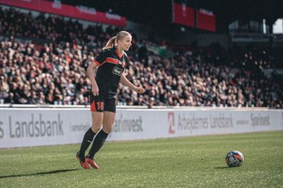 Malene Nielsen modtager bolden på MCH Arena i 4-1 sejren over ASA Aarhus, hvor hun og holdkammeraterne fra FCM kommer til at spille igen til foråret. Foto: Daniel Stentz/FC Midtjylland