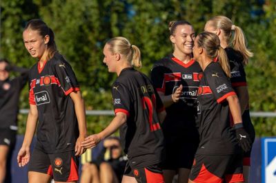 FCM-kvinderne har indledt sæsonen med en sejr og et nederlag på udebane i 1. division. Lørdag gælder det den historiske første hjemmekamp, der spilles i Vildbjerg. Foto: Susan de Klerk/FCM