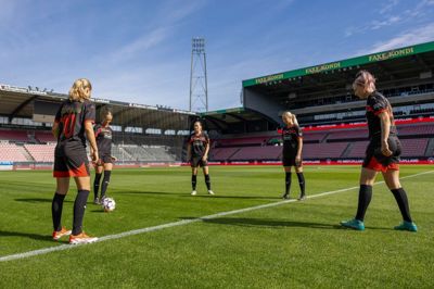 Lørdag indtager FC Midtjyllands kvinder græsset på MCH Arena for første gang i kamp, men de har skam allerede været inde at inspicere græsset. Fra venstre er det: Therese Vestermark, Line Aarhus, Freya Rossen, Clara Hougaard Jepsen og Molli Plasmann.