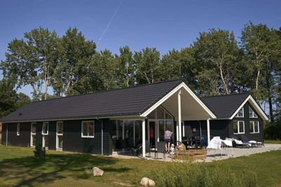 Hvor og hvordan du kan spare på energiforbruget i sommerhuset, afhænger af dine vaner og husets beskaffenhed. En luft til luft-varmepumpe er eksempelvis mere energieffektiv end en elradiator. Men det giver ikke mening at bruge luft til luft-varmepumpen til nedkøling, hvor det vil være gratis at åbne døre og vinduer, nævner Matilde Grøn Bjørneboe fra Energistyrelsen. foto: Niels Ahlmann Olesen/Ritzau Scanpix