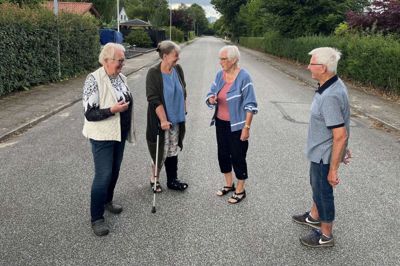 Adskillige beboere på Sandgårdsvej i Herning er frustrerede over, at et stort butiksområde kan være på vej i deres boligkvarter, uden at de selv har hørt noget fra hverken det svenske udviklingsfirma bag projektet eller Herning Kommune. Fra venstre ses husejerne Helle Holm Knudsen, Bente Stenstrup og ægteparret Jonna og Preben Salomonsen.