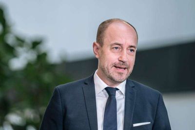 23 sprøjtemidler forbydes om 15 måneder. Miljøminister Magnus Heunicke oplyser, at man derudover er i gang med at vurdere yderligere 10 sprøjtemidler.