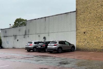 P-pladsen i Skolegade har i alt fem skilte, der fortæller om parkeringsreglerne - tre af dem sidder på denne bagmur.