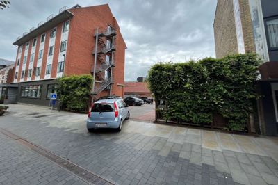 Det er bilisternes eget ansvar at undersøge reglerne, inden de kører ind på hotellets parkeringsplads, lyder meldingen.