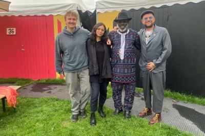 Jacob Zaulich (t.v) fik sig et interview med Damon Albarn (t.h.) under årets Roskilde Festival. De to midterste på billedet er den mexicanske sanger Luisa Almaguer og Mali-musikeren Baba Sissoko, der optrådte med Damon Albarn på Roskilde Festivalen med bandet Africa Express.