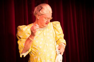Jan Schou - her i en tidligere glansrolle som dronning Margrethe i forbindelse med revyen Schou-tur på Østergaards Hotel i Herning - er blandt de nominerede til hæderen Årets Dirch.