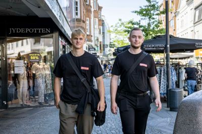 Thor Andreasen (t.v.) og Mark Pedersen var blandt de frivillige, som var med Jobpatruljen rundt i sidste uge.