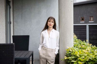 En fagperson mente, det var en dårlig idé, at Katharina Viktoria Spenner begyndte på en videregående uddannelse. Men selv om Katharina Spenner har en autismediagnose, elsker hun at læse og lære. Hun har taget en uddannelse til finansøkonom, og hun hygger sig med samfundsøkonomi og jura - så hun vil arbejde.