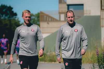 Martin Mark (t.v.) kan se frem til udfordringer i verdens bedste fodboldliga, den engelske Premier League. Her ses han i selskab med sin afløser, Morten Eskesen.