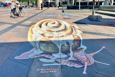 Formiddagssolen drillede lidt, men læserne skal ikke snydes for en både slimet og lækker snegl, som er skabt af den tyske kunstner Vanessa Hitzfeld ved årets Street Art Festival.
