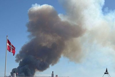 Røg fra naturbrand opstået i et område nær Den Tilsandede Kirke i Skagen mandag den 14. juli 2025. (Foto: Ritzau Staff/Scanpix 2025)