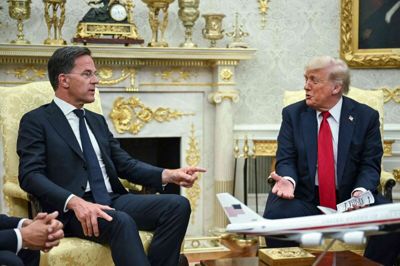 Natos generalsekretær, Mark Rutte, besøger præsident Donald Trump i Det Hvide Hus. Her ses de i Det Ovale Værelse.