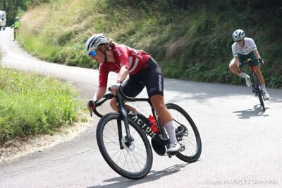 Mille Troelsen i landsholdsdragten i det franske etapeløb Tour de l'Avenir i 2023. Foto: Nicolas Mabyle