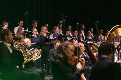 Det er lyden af Norden, når unge talenter fra de nordiske lande mødes i Young Nordic Opera Choir sammen med Aarhus Symfoniorkester. Orkestret er i den syvende udgave af Herning Opera Festival med for første gang, hvilket betegnes som et musikalsk scoop og en understregning af, at festivalen nu er den næststørste af sin art i Danmark.