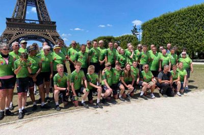 Det bliver ikke meget større eller sejere: 1300 kilometer efter at Team Hernings unge og voksne ryttere forlod Torvet i regnvejr, stod de alle på trætte - men stærke - ben under Eiffeltårnet i Paris. De fleste af dem bliver ved med at cykle lidt hyggeture sammen de kommende måneder.