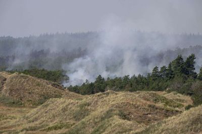 Brandfolk har siden mandag eftermiddag kæmpet mod flammerne i Skagen Klitplantage. Men indsatsen kan snart drosles ned, forventer centerchef Per Vedsted fra Nordjyllands Beredskab.