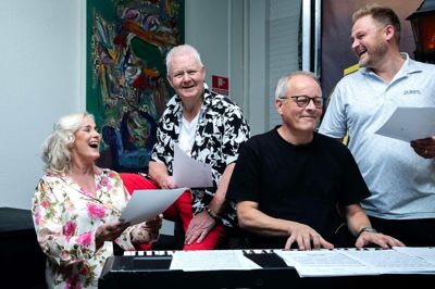 Susanne Breuning, Jan Schou, Alexander Arli og - ved tangenterne - kapelmester Kenneth Sichlau øver sig på årets Schou-Tur.