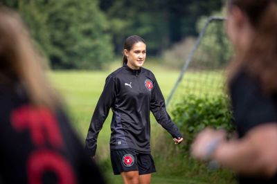 18-årige Ida-Sofie Rathe markerede sig stærkt i den forgangne sæson, der sikrede FCM-kvinderne oprykning til Gjensidige Kvindeligaen. Om få uger skal midtbanetalentet og holdkammeraterne dyste mod landets bedste.