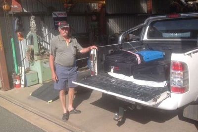 Det er godt 40 år siden, Peter Pedersen rejste til Australien og slog sig ned som mekaniker i Alice Springs. Men han holder stadig via nettet og Skype-samtaler med søskende og gamle venner interesseret øje med, hvad der sker i hans herningensiske barndomsland. Fra i dag bliver der lidt flere muligheder for at følge med: Fødselsdagsgaven fra familien, da han tirsdag 5. august fyldte 75, var nemlig et abonnement på Henning Folkeblads e-avis.