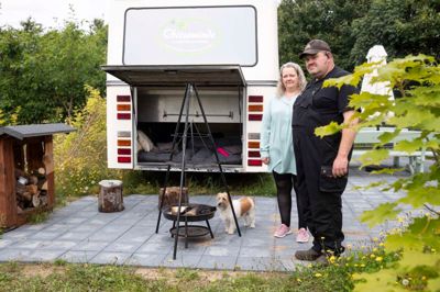 Ellen Obitsø og Kurt Jensen har netop åbnet for deres nye overnatningsmulighed: en bus, der er totalrenoveret indvendigt, så der er blevet plads til to soveværelser og en daglig- og spisestue.