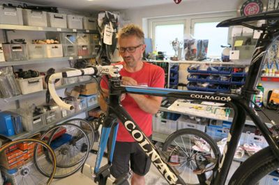 57-årige Johnny Løgtved fra Herning har i en årrække serviceret professionelle cykelryttere. Siden 2017 har han været fastansat hos det norske Pro-team Uno-X Mobility, der onsdag vandt holdets første etapesejr i Tour de France.
