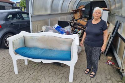 Hanne Christensen er daglig leder for de frivillige i Kirkens Korshærs genbrugsbutik i Lind. De bruger rigtig meget tid på at sortere og kassere ting, fordi de er for slidte, er ødelagte eller på helt tredje vis ubrugelige til genbrug.
