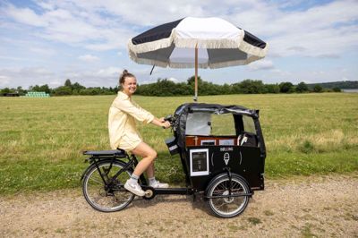 Katrine Damgaard Jensen er på vej til søbredden med dagens forsyninger af svalende is og koldt vand på flasker.
