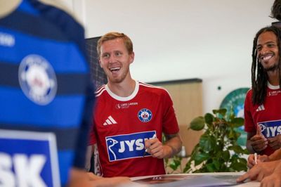Sidste sæsons SIF-topscorer, Tonni Adamsen, var ét af de mest populære navne at få trykt på de nye SIF-trøjer, der blev lanceret torsdag. Foto: Silkeborg IF