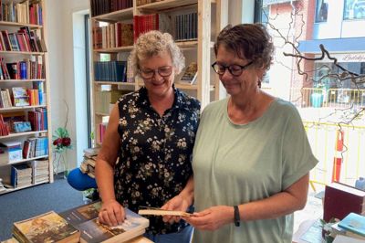 Birgit Rahbek (t.v.) og Kirsten Pedersen har det til fælles, at de har en passion for bøger. Den ene har et antikvariat, og den er tidligere boghandler. Tre til fire gange om året kommer Kirsten Pedersen fra Nordsjælland og giver en hånd med i Birgit Rahbeks forretning.