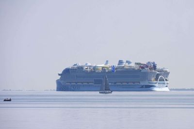 Lørdag eftermiddag sejler krydstogtsskibet "Star of the Seas" gennem Storebælt. Skibet sejlede fra Finland fredag.