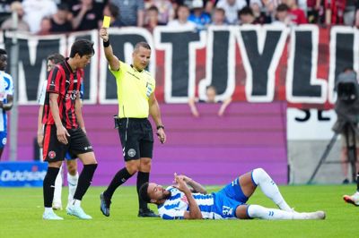 Han-beom Lee (t.v.) leverede en mareridtskamp i sæsonpremieren mod OB. Her får FCM's sydkoreanske midtstopper en advarsel efter en kikset aktion mod målscorer Jay-Roy Grot.