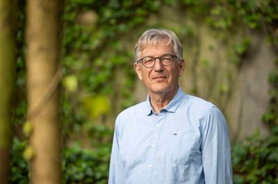 Morten Kvist, tidligere præst i Herning og Gjellerup Valgmenigheder, fylder 70 og er trådt ind i en ny fase af livet. Sammen med sin kone er han flyttet til Aarhus-forstaden Risskov, og den yngste af de fem sønner er ved at flytte hjemmefra. Men Morten Kvist har allerede fundet nye fællesskaber at engagere sig i.
