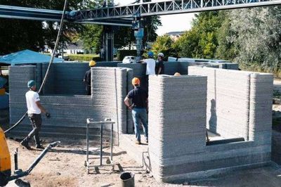 En gigantisk 3D-printer er begyndt at lave studieboliger i Holstebro.
