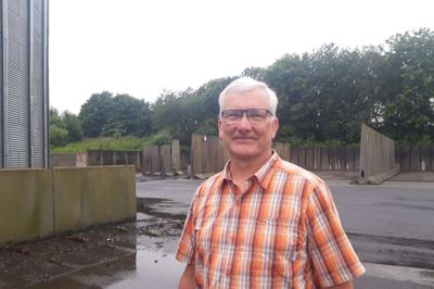 Sælger Ole Agerholm fra korn- og foderstof-firmaet Danish Agro i Kjellerup krydsede tirsdag fingre for, at afgrøderne klarede regnen. Foto: Morten Hallstrøm