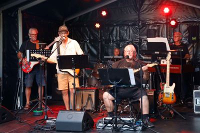 Harboe Band med Kurt Harboe (siddende) som frontfigur indledte løjerne til Live i Østergade. Fredag var tre bands i aktion, og festen fortsætter lørdag med yderligere tre bands.
