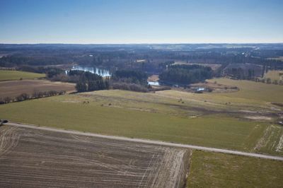 Her ses et luftfoto af området, hvor udgravningen skal finde sted i Hedegård. Her tyder de geofysiske undersøgelser på, at der findes en stor landsby med et palæ i midten. Foto: Esben Schlosser Mauritsen