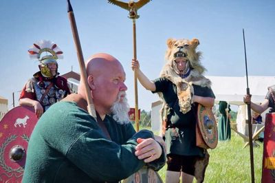 Da projektet begyndte sidste sommer, var det med romere og germanere, som satte publikum ind i den helt rette, historiske sammenhæng. Meget tyder nemlig på, at beboerne i landsbyen har vist, at romerne var hastigt på vej mod den danske grænse.